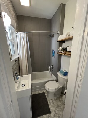 Bañera con ducha, secador de pelo, toallas, jabón