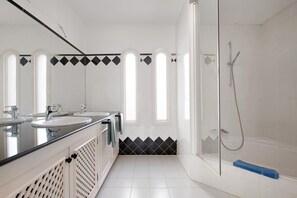 Bathtub, hair dryer, towels - Holiday Home "Ocean Spirit" Near the Beach with Sea Views, Pool, and Wi-Fi (Corralejo)