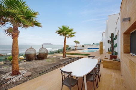 Outdoor dining. Holiday Home "Ocean Spirit" Near the Beach with Sea Views, Pool, and Wi-Fi