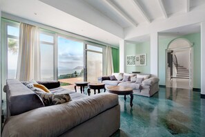 TV - Holiday Home "Ocean Spirit" Near the Beach with Sea Views, Pool, and Wi-Fi (Corralejo)