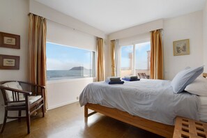 4 bedrooms, iron/ironing board, free WiFi, bed sheets - Holiday Home "Ocean Spirit" Near the Beach with Sea Views, Pool, and Wi-Fi (Corralejo)