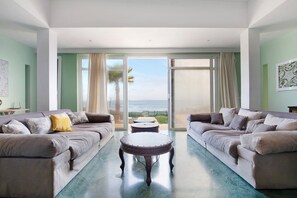 TV - Holiday Home "Ocean Spirit" Near the Beach with Sea Views, Pool, and Wi-Fi (Corralejo)