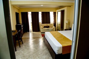 Suite Deluxe | Ropa de cama de alta calidad, minibar y decoración personalizada 