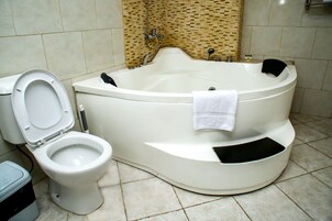 Bañera, secador de pelo, bidet, toallas