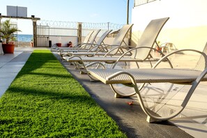 Premium eenpersoonskamer, 1 slaapkamer, toegankelijk voor mindervaliden, uitzicht op de stad | Woonruimte | Plasmatelevisie en streamingdiensten