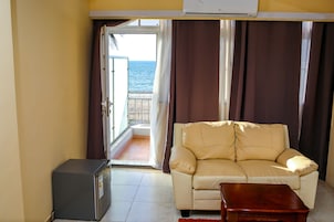 Ropa de cama de alta calidad, minibar y decoración personalizada