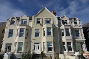 Exterior - Beachfront, Homely Apartment in Llandudno (Llandudno)