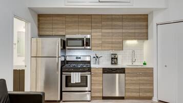 Room | Private kitchen | Fridge, oven, coffee/tea maker, toaster