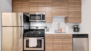 Room | Private kitchen | Fridge, oven, coffee/tea maker, toaster