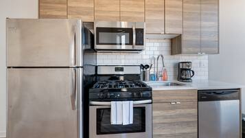 Room | Private kitchen | Fridge, oven, coffee/tea maker, toaster