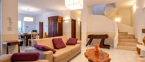 Een televisie en een open haard