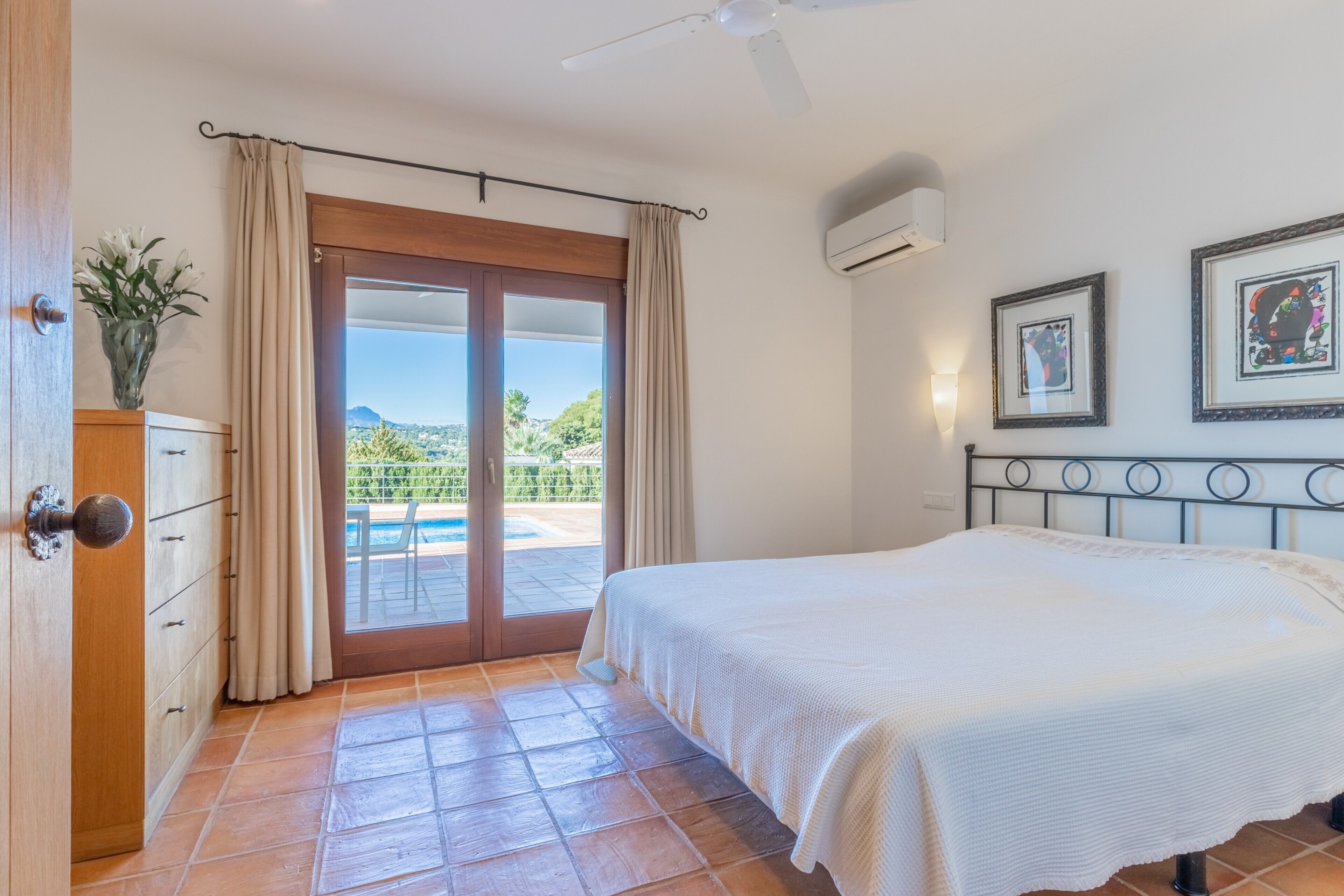 4 bedrooms, iron/ironing board, free WiFi, bed sheets