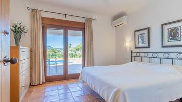 4 bedrooms, iron/ironing board, free WiFi, bed sheets