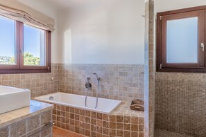 Badewanne, Haartrockner, Handtücher