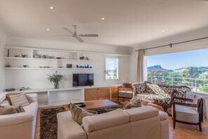 TV, DVD player, aparelho de som