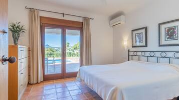 4 bedrooms, iron/ironing board, free WiFi, bed sheets