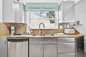 ثلاجة، ميكروويف، فرن، غسالة أطباق