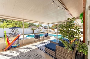 Una piscina al aire libre