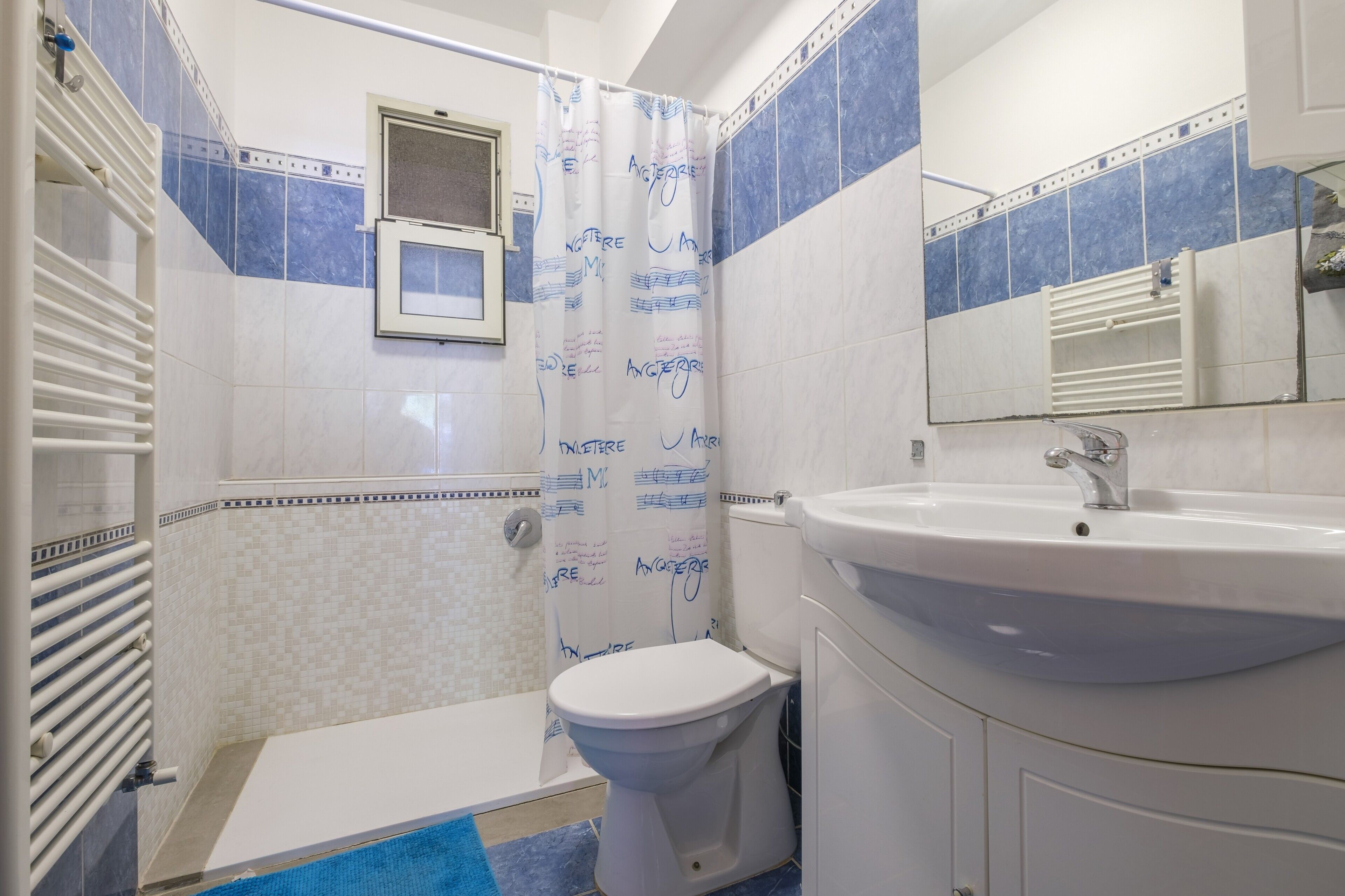 Een douche, gratis toiletartikelen, een haardroger, handdoeken