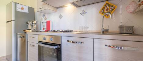 Refrigerador, horno, placa de cocina, lavavajillas