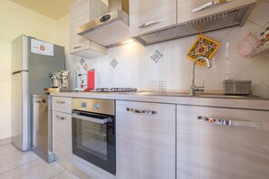 Kjøleskap, ovn, kokeplater og oppvaskmaskin