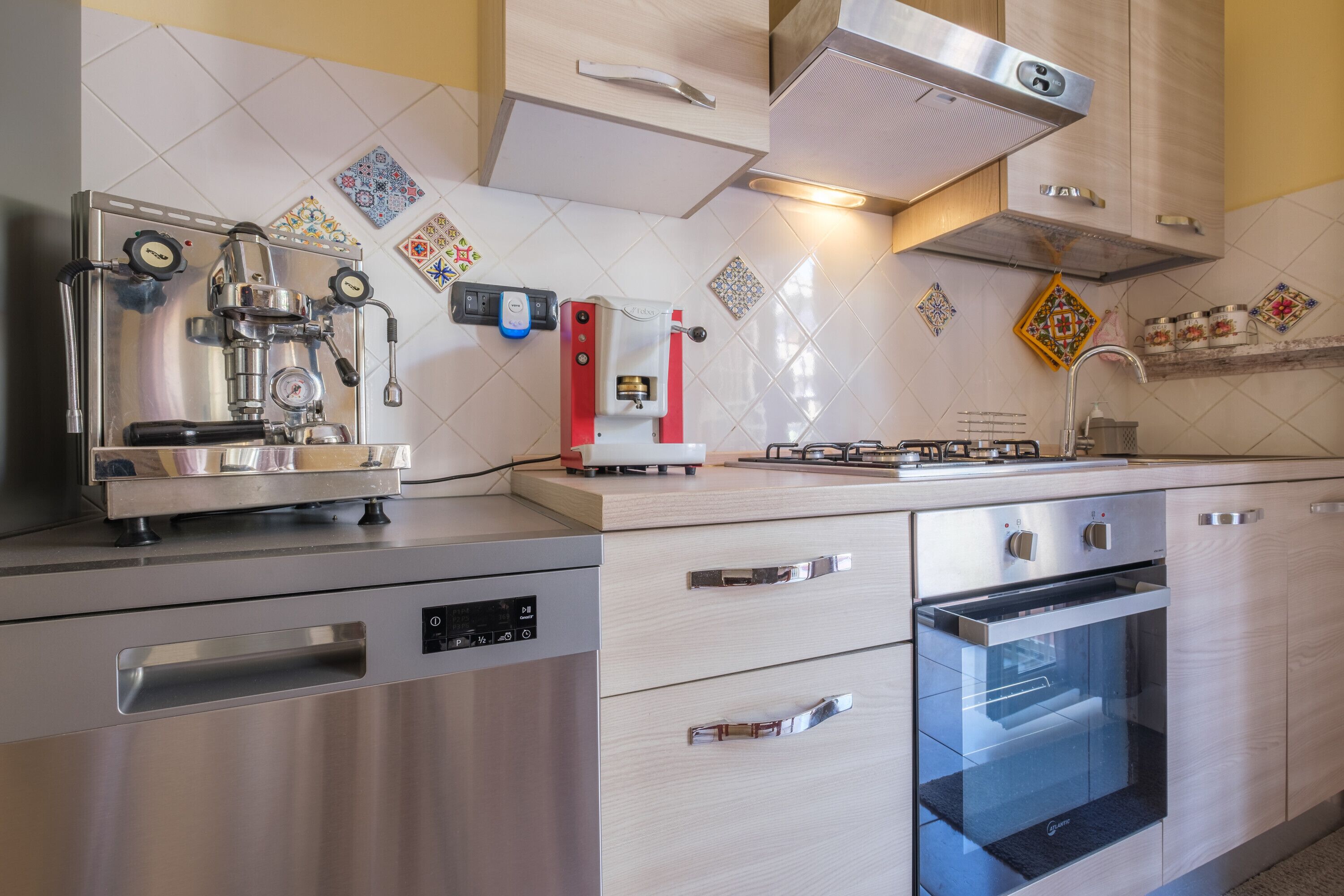 Kühlschrank, Ofen, Herdplatte, Geschirrspüler