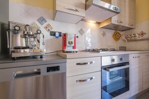 Kjøleskap, ovn, kokeplater og oppvaskmaskin