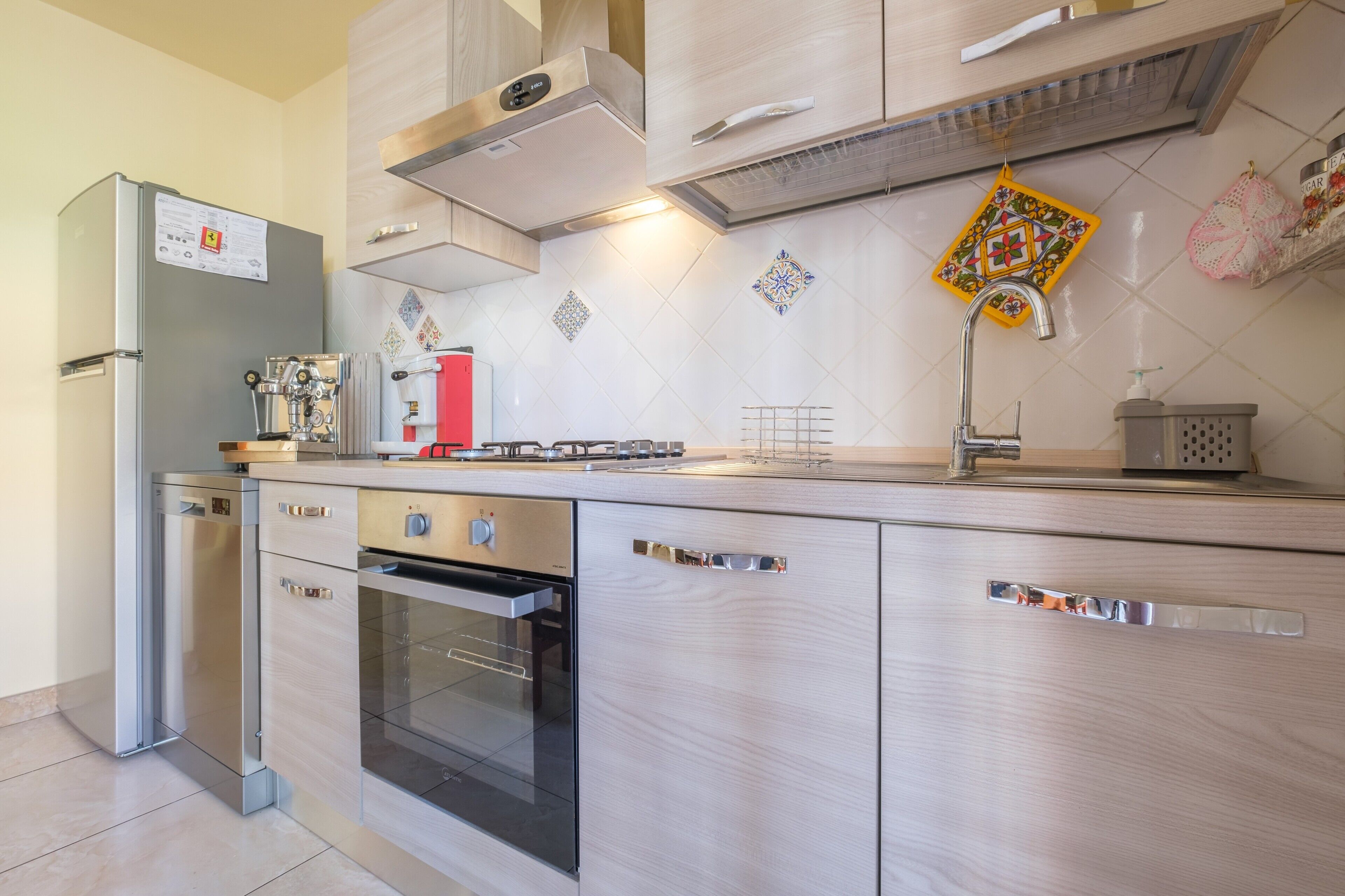 Kylskåp, ugn, spishäll och diskmaskin