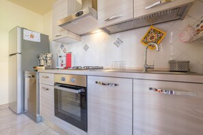 Køleskab, ovn, kogeplade, opvaskemaskine