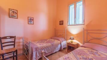 2 habitaciones, tabla de planchar con plancha y ropa de cama