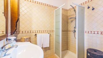 Shower, free toiletries, hair dryer, towels