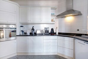 雪櫃、微波爐、焗爐、爐具