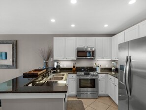 Refrigerador, microondas, horno y parrilla de estufa 