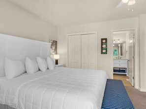 2 bedrooms, desk, iron/ironing board, free WiFi - Walk to the Beach | Free Beach Chairs in Season | Swimming Pool (Miramar Beach)