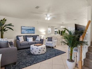 Smart TV - Walk to the Beach | Free Beach Chairs in Season | Swimming Pool (Miramar Beach)