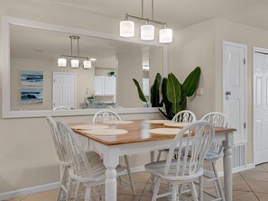 Dining - Walk to the Beach | Free Beach Chairs in Season | Swimming Pool (Miramar Beach)