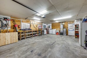 Ein Funktionsraum mit freiliegenden Holzwänden, einer Werkbank sowie diversen Werkzeugen und Geräten.