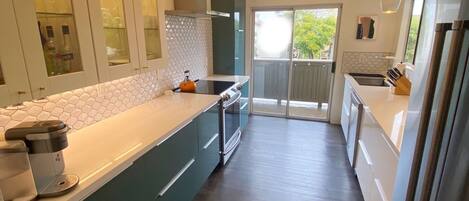 Refrigerador, microondas, horno, placa de cocina