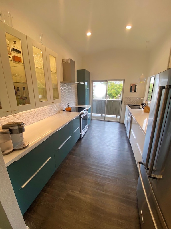 Frigorifero, microonde, forno, piano cottura