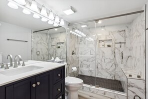 Ducha, secador de pelo, toallas, jabón