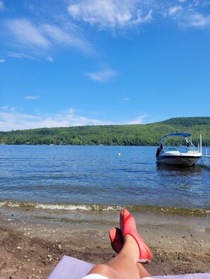 Playa en los alrededores, camastros y toallas de playa