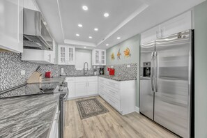 Jääkaappi, mikroaaltouuni, uuni, liesi