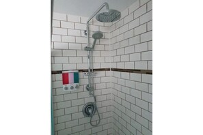 シャワー、ヘアドライヤー、ビデ、タオル