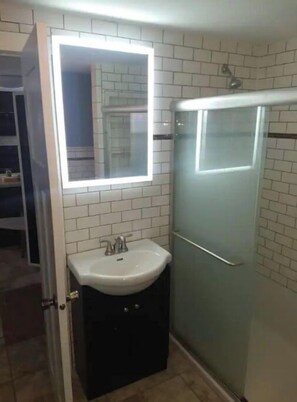 Shower, hair dryer, bidet, towels - THE GUEST HOUSE with hot tub (Stapleton)