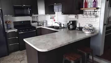 Geladeira, micro-ondas, fogão, cooktop