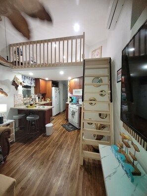 Fridge, microwave, oven, stovetop - Delightful Water Front Tiny Home (Key Largo)