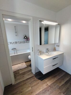 Tina con regadera, amenidades de baño gratuitas, secadora de cabello