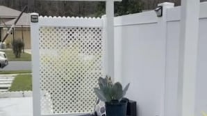 An outdoor patio with a covered seating area, artificial grass, and a potted plant. - Kissimmee Studio 16 min from Disney World (Kissimmee)