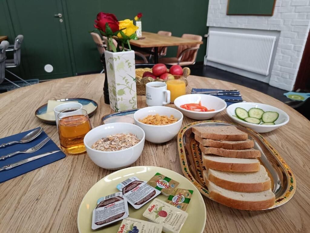 بوفيه فطور يوميًا بتكلفة قدرها (105 SEK للشخص)