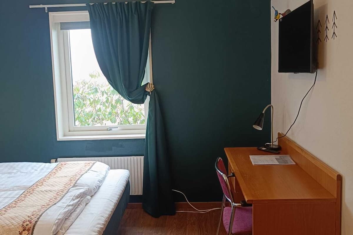 Deluxe tweepersoonskamer | Individueel gedecoreerd, individueel gemeubileerd, een bureau